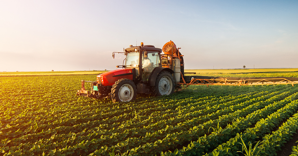 Foto agricoltore su un trattore che lavora nel campo
