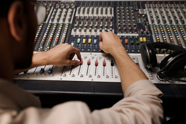 Immagine ragazzo che usa un mixer. Corso live manager per i ragazzi dai 20 ai 34 anni