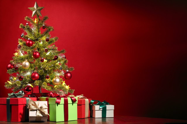 Immagine con albero di natale e sotto dei regali