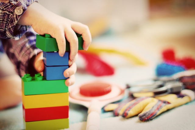 Bambino piccolo che gioca con lego